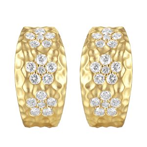 These captivating yellow gold earrings showcase floral designs made of brilliant diamonds set against gleaming gold. Accompanied by heart-shaped fastenings, they embody nature's elegance.