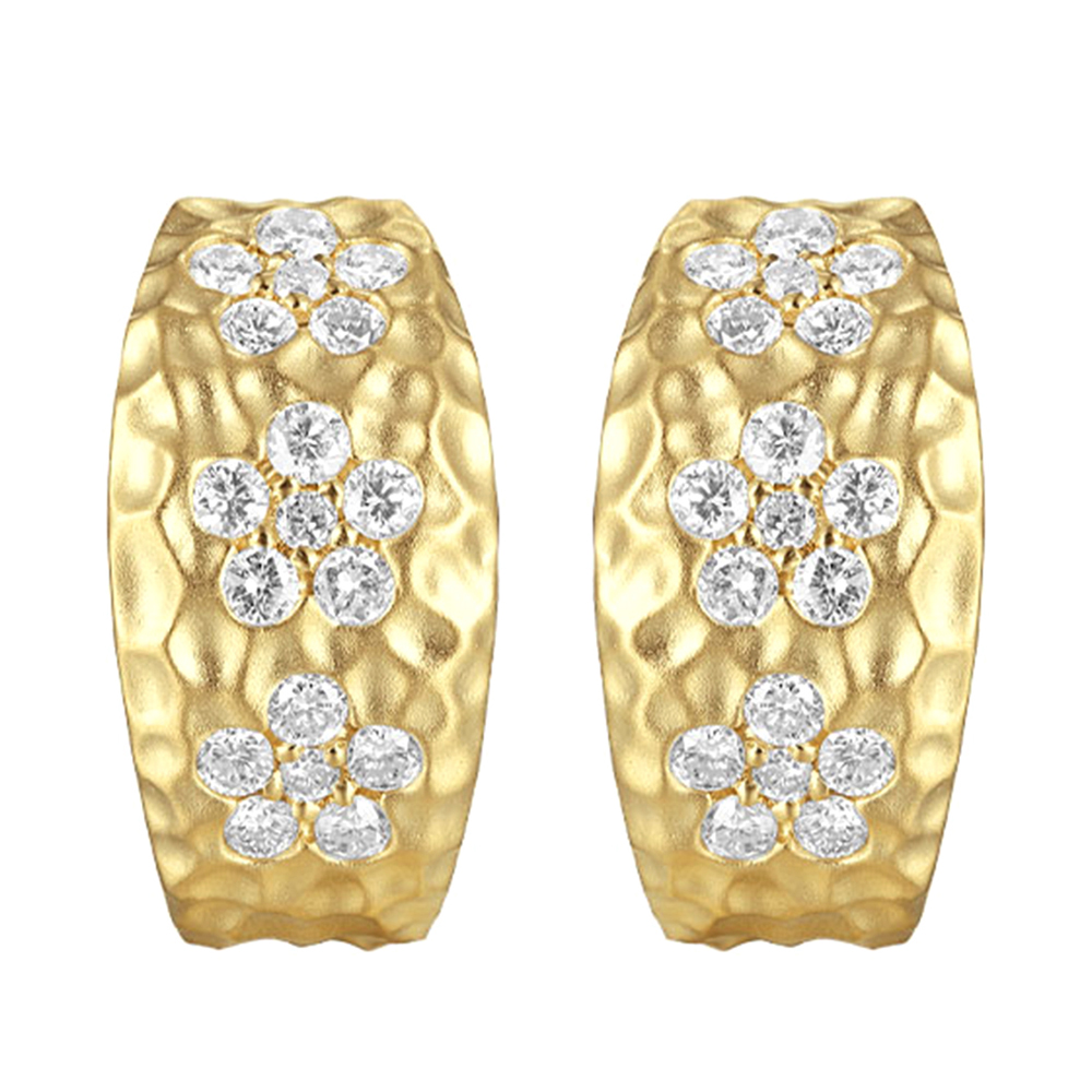 These captivating yellow gold earrings showcase floral designs made of brilliant diamonds set against gleaming gold. Accompanied by heart-shaped fastenings, they embody nature's elegance.