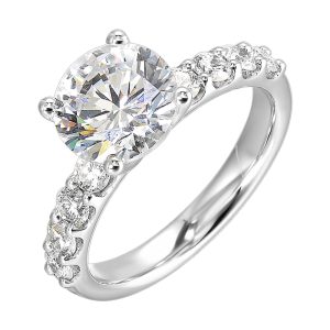 Bigger round diamonds rest on either side of this solitaire engagement ring, creating a modern yet timeless look.